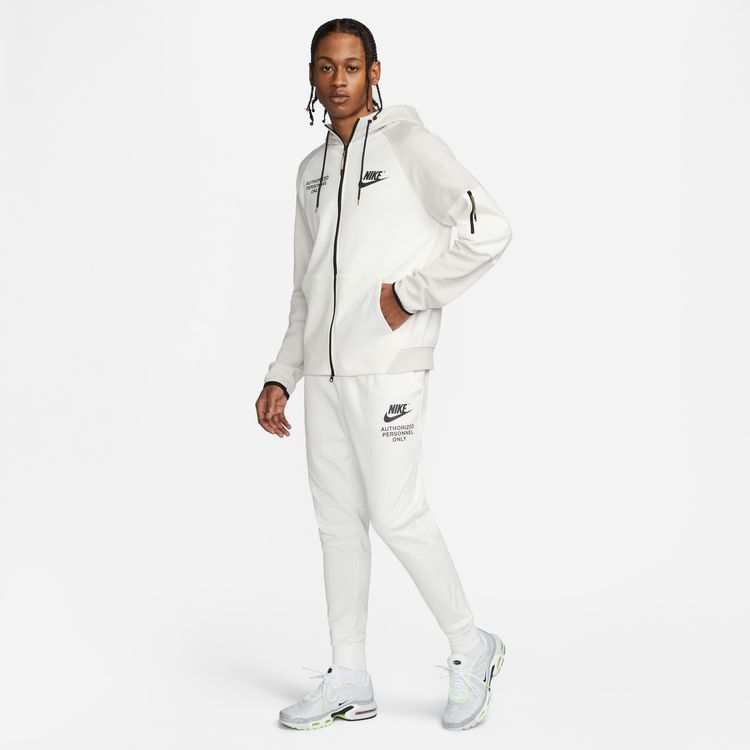 Tepláky Nike Graphic Fleece biele